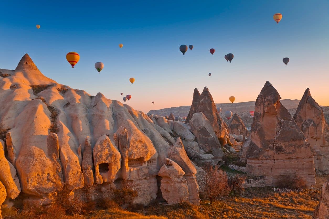 Heißluftballons über den Feenkaminen Kappadokiens bei Sonnenaufgang