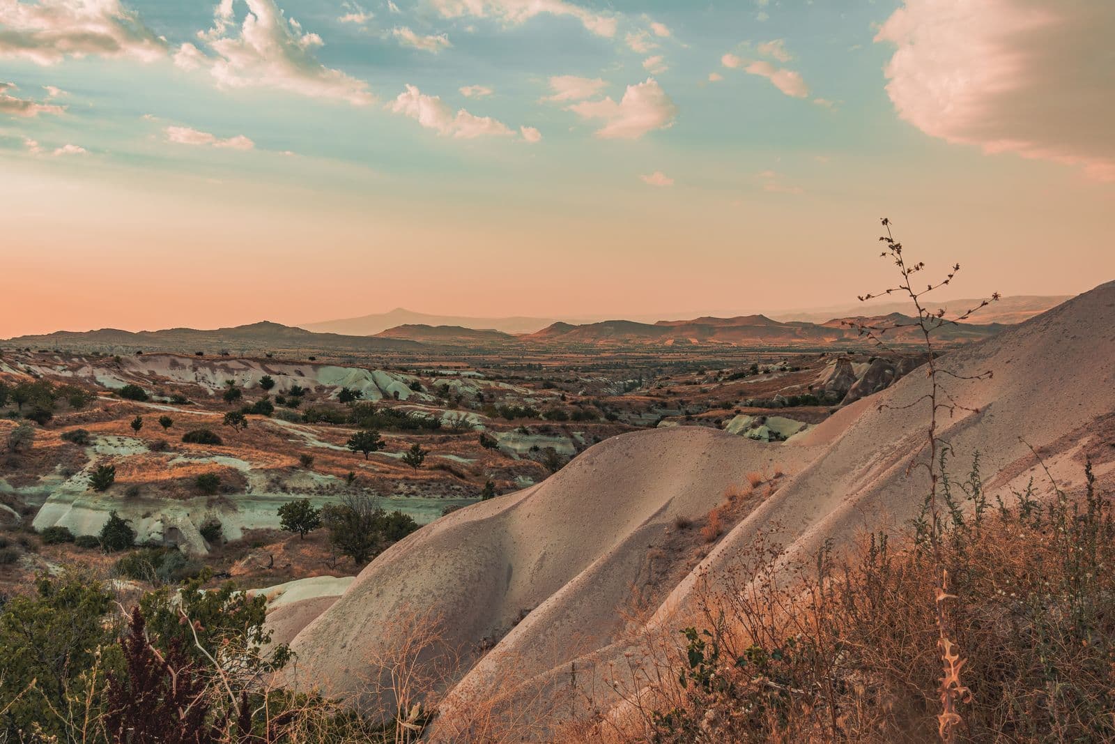 Valles de Capadocia al atardecer en la última tarde del tour de 3 días desde Estambul