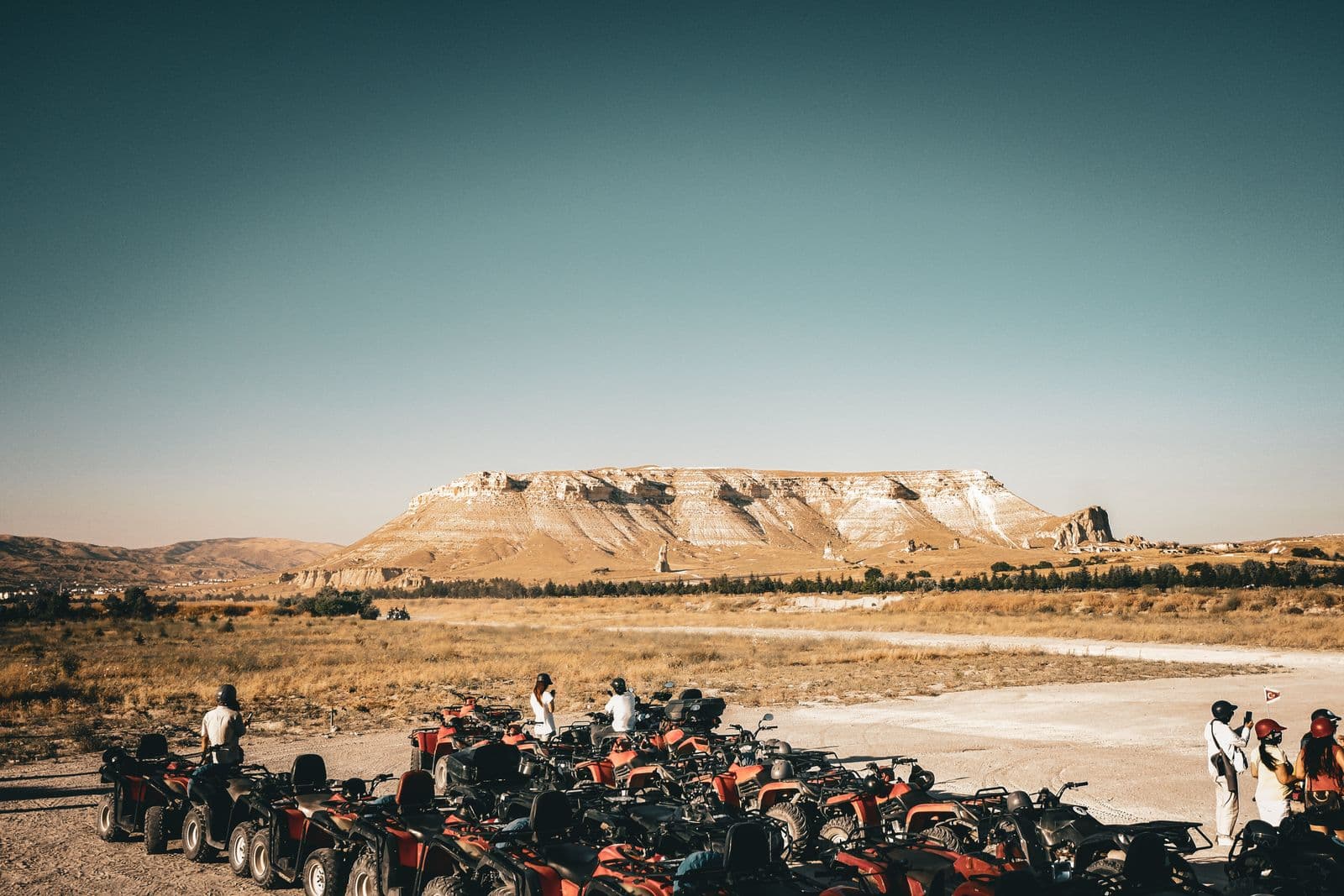 Un grupo en quads en un mirador sobre los valles de Capadocia