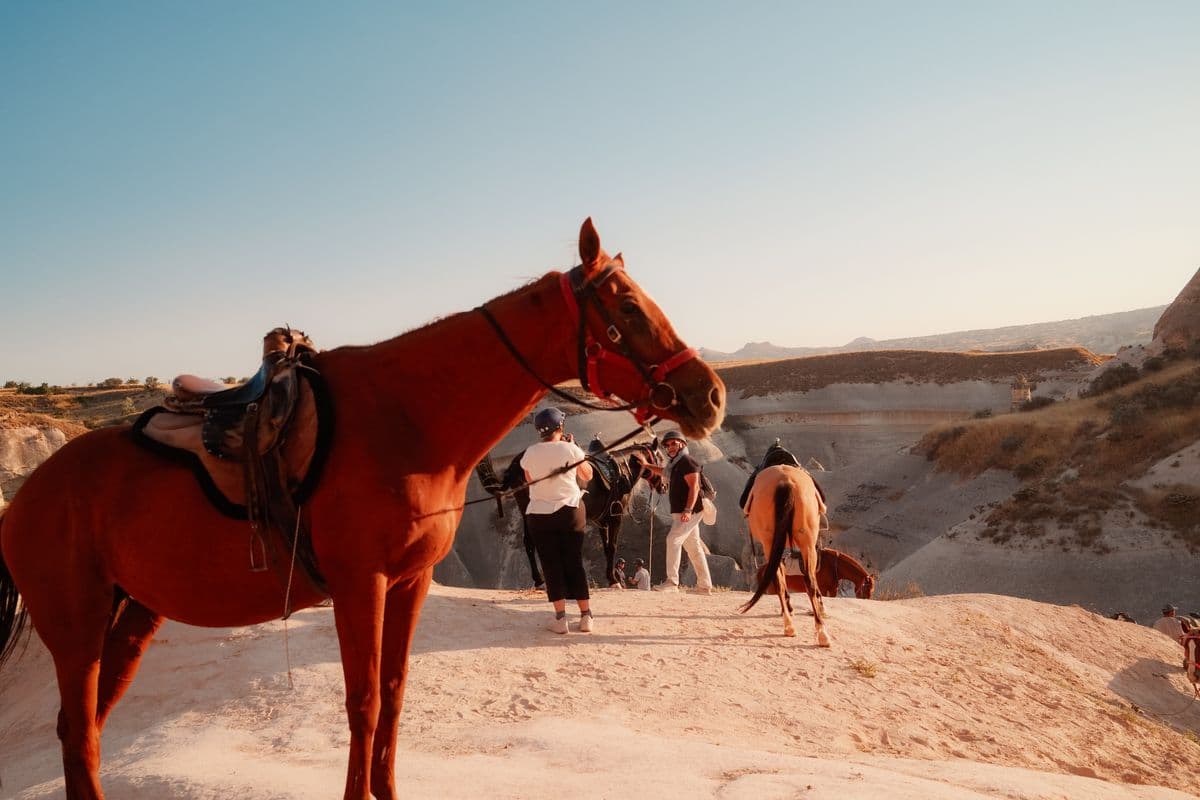 Reiter zwischen den Feenkaminen bei Göreme, Kappadokien