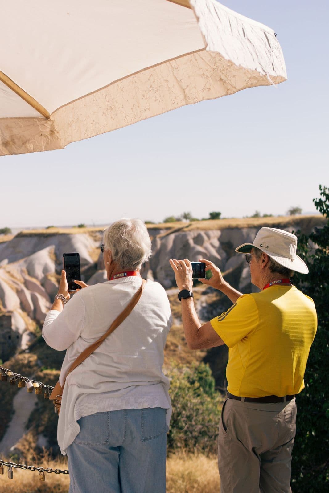 Un guía muestra las formaciones rocosas a dos viajeros en un tour privado por Capadocia