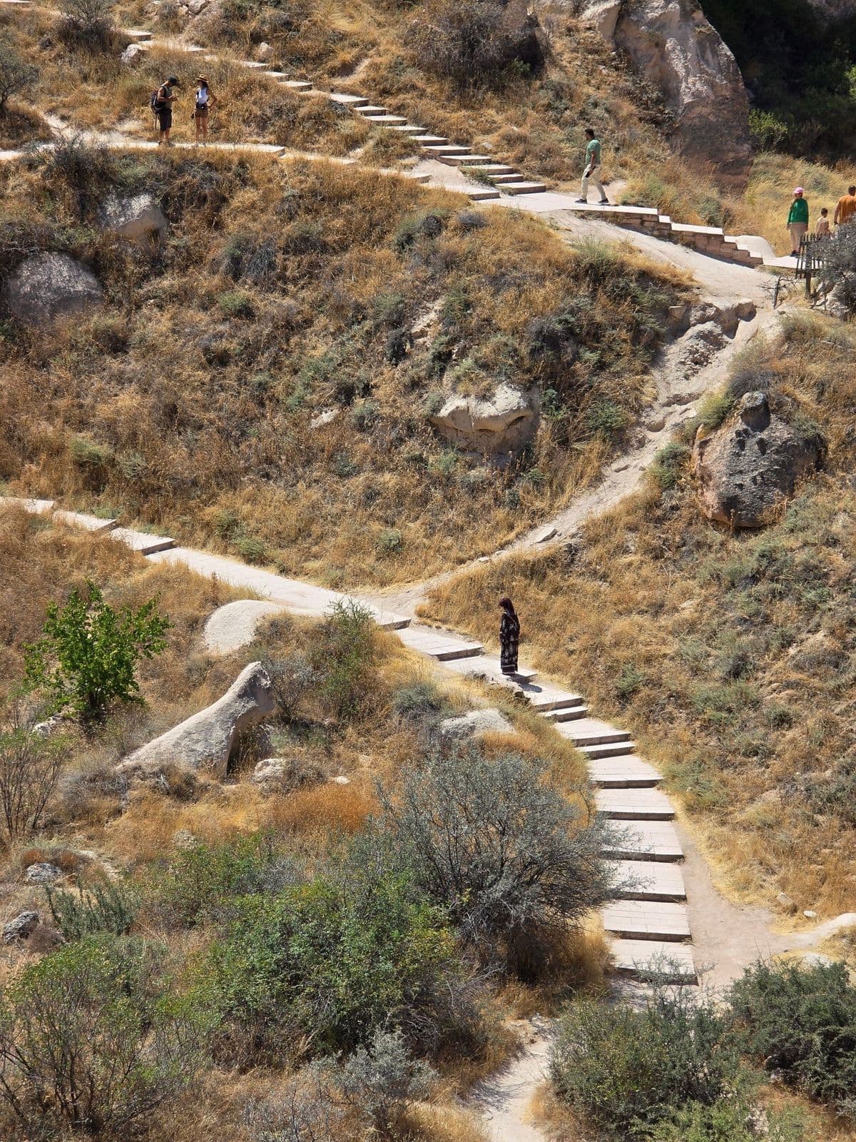 Senderista en un camino sinuoso por un valle de Capadocia
